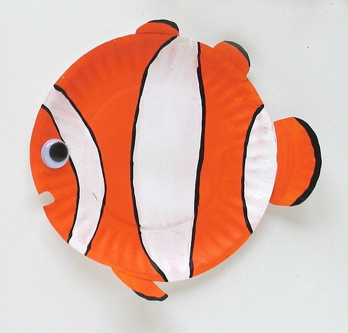 Рисунок №2.  Рыба-клоун из одноразовой посуды. https://phpearth.com/easy-crafts-kids/.html/fish-paper-plate 