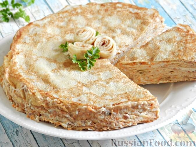 блинчики тонкие, сельдь соленая, лук репчатый, морковь, яйца, сыр сливочный, сметана, масло растительное, зелень петрушки