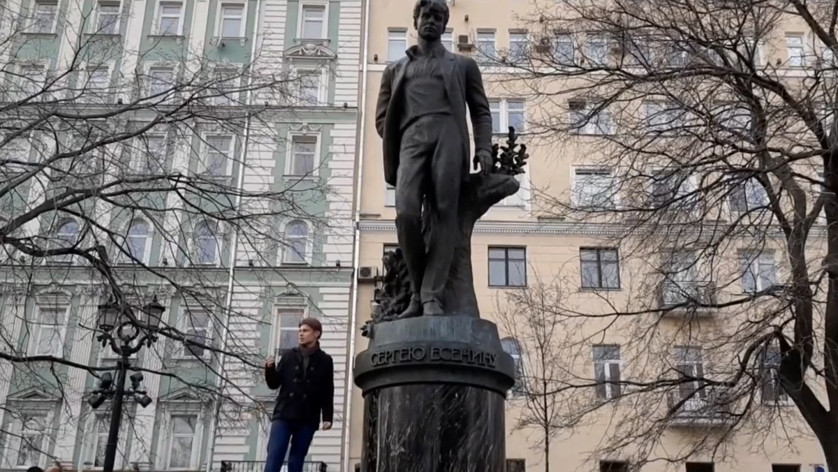 Читаю стих Есенина у его памятника 