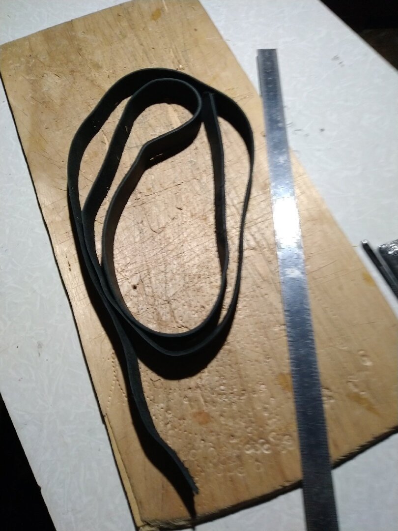 Полоска кожи, примерно 170см длинной.