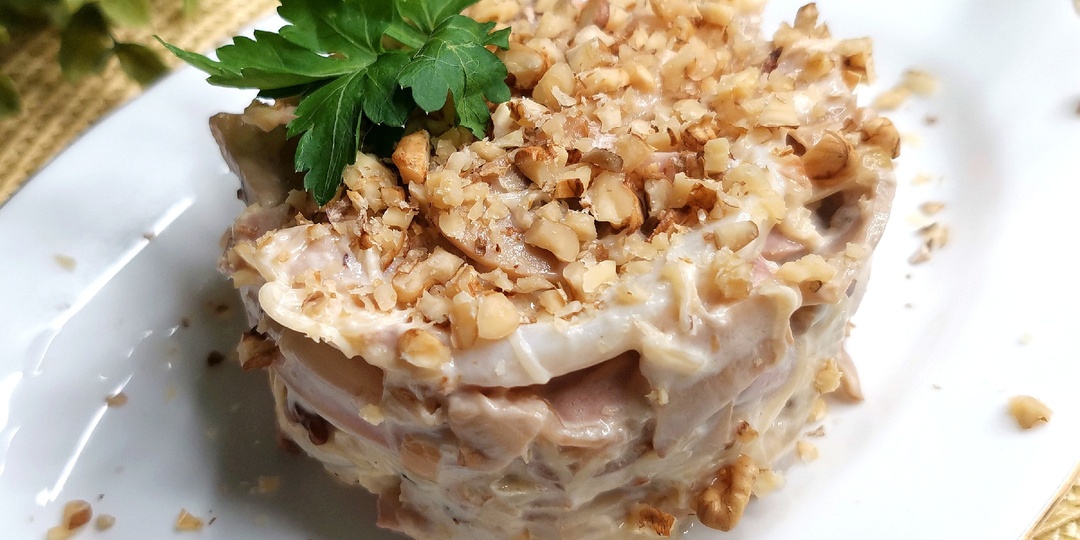 Простой, но очень вкусный салат из кальмаров.