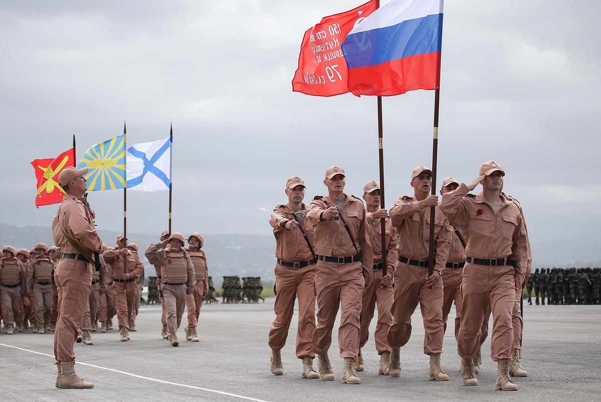 И на рассвете вперед уходит рота солдат. Военная форма вс РФ В Сирии. Форма Российской армии в Сирии. Военная форма сирийской армии. Розовая форма Российской армии.