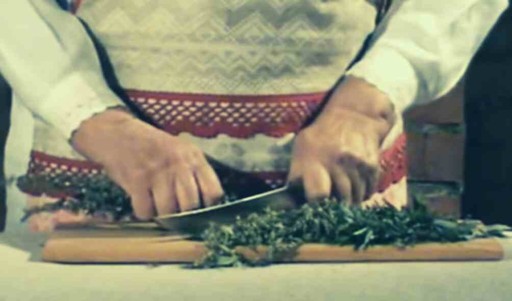 Для просушки измельчить полынь ножом