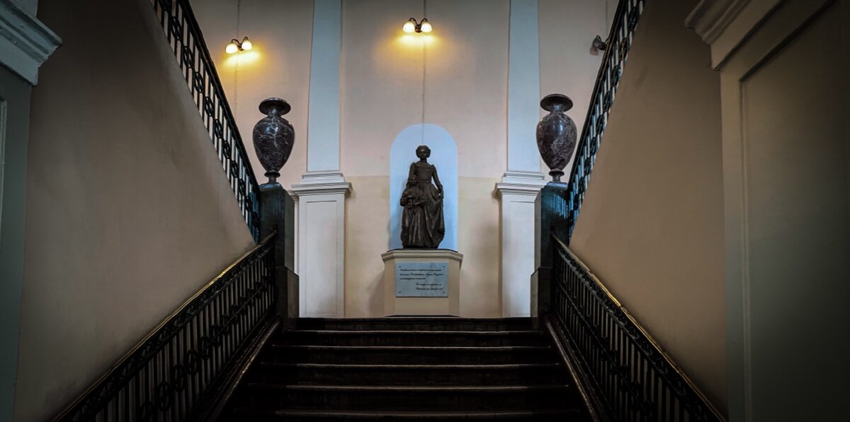 Парадная лестница отделения травматологии