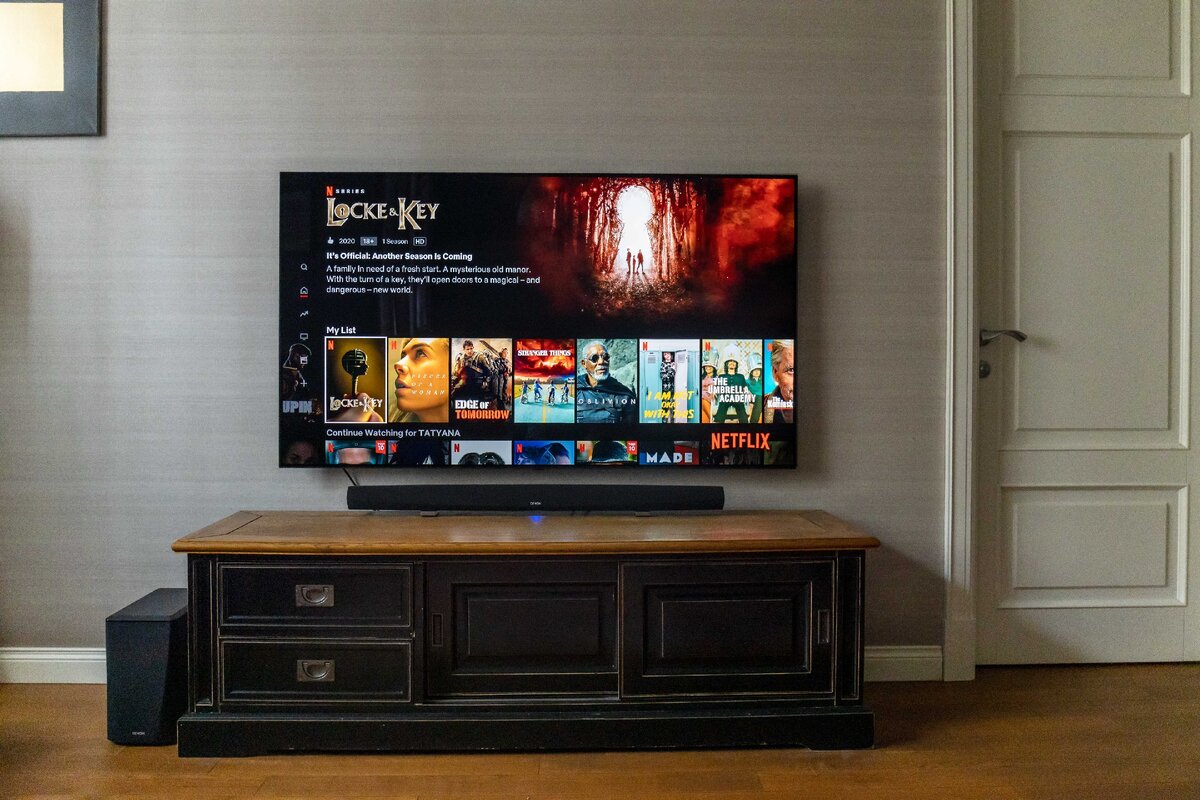 OLED телевизор LG CX 65'' /  OLED65CXRLA. Раньше на этом комоде стоял LED Sony