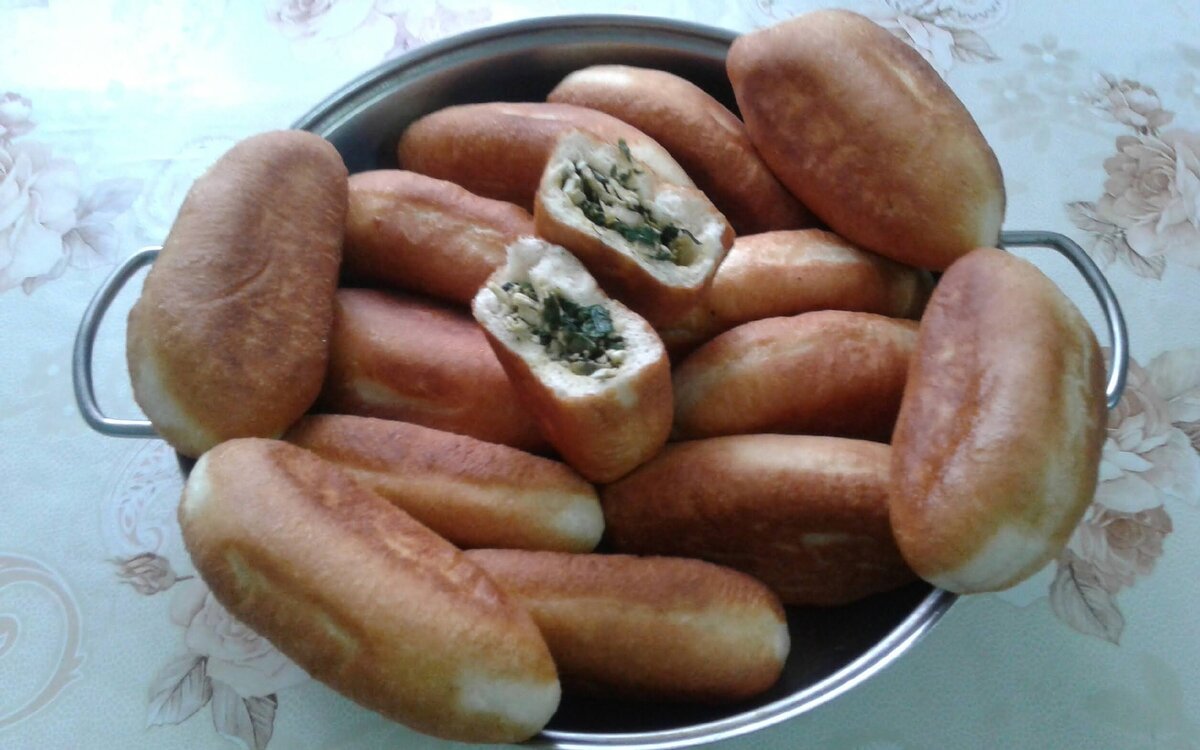 #пирожки из постного теста с луком яйцом и крапивой.