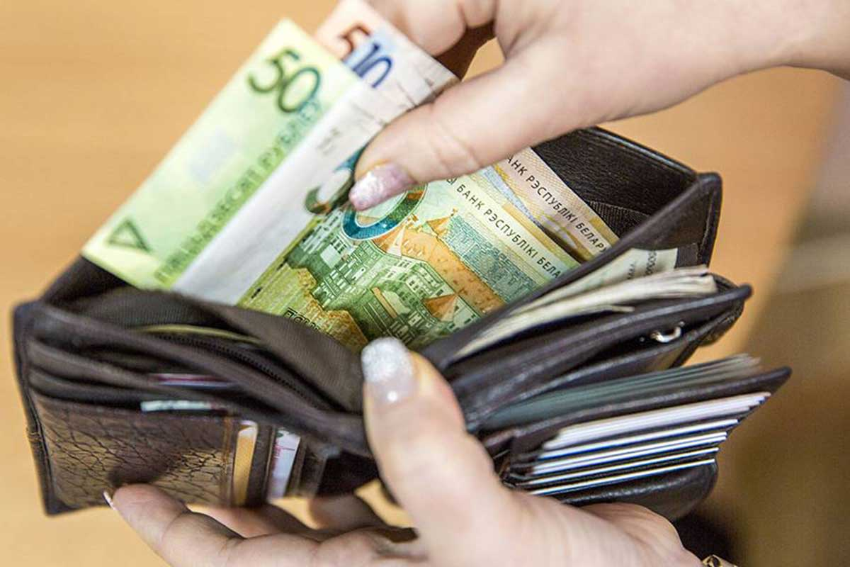 Оклад в рб. Зарплата Беларусь. Беларусь финансирование. Зарплаты в Беларуси фото. Белорусские деньги в кошельке фото