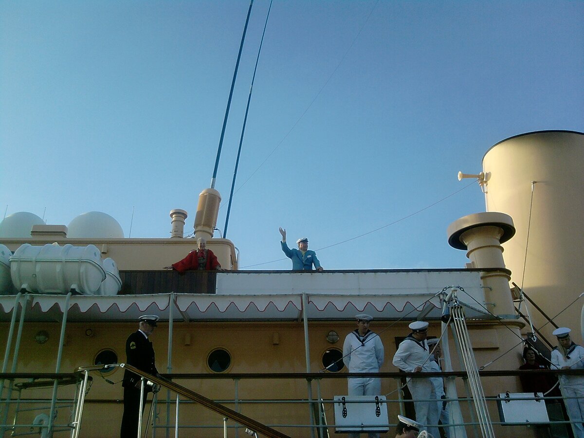 Королева Дании с супругом во время отплытия из Санкт-Петербурга.