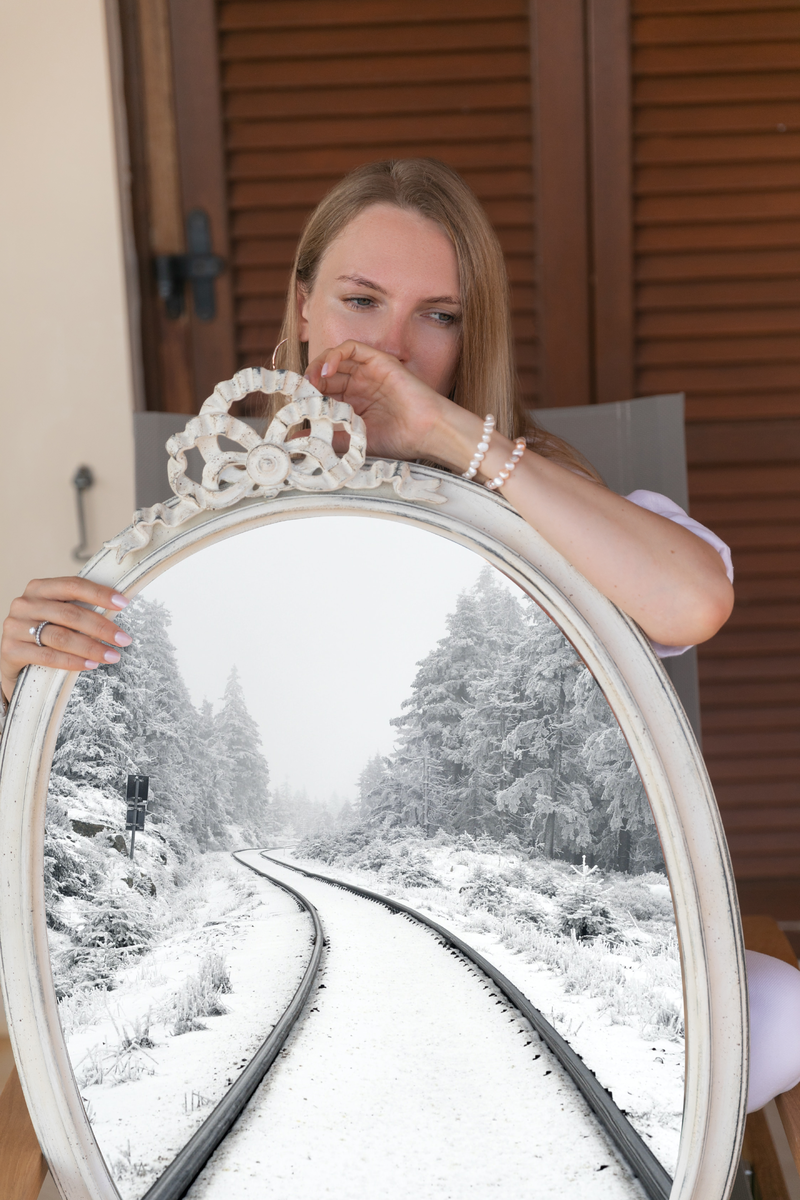 Сознание постоянно подсовывает человеку непрожитые эмоции, он недоволен собой, может часто болеть и скатывается в депрессию.