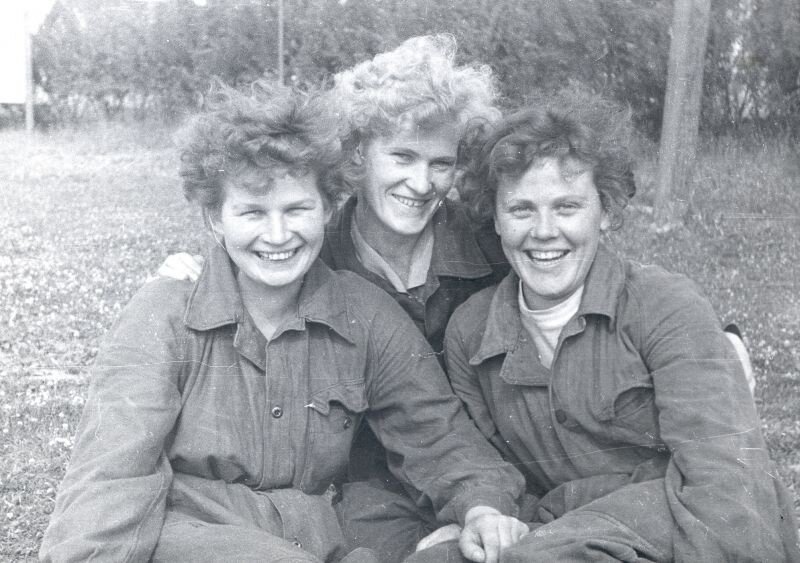 Валя Терешкова с подругами. Неизвестный автор, 1960 год, Ярославский государственный историко-архитектурный и художественный музей-заповедник.