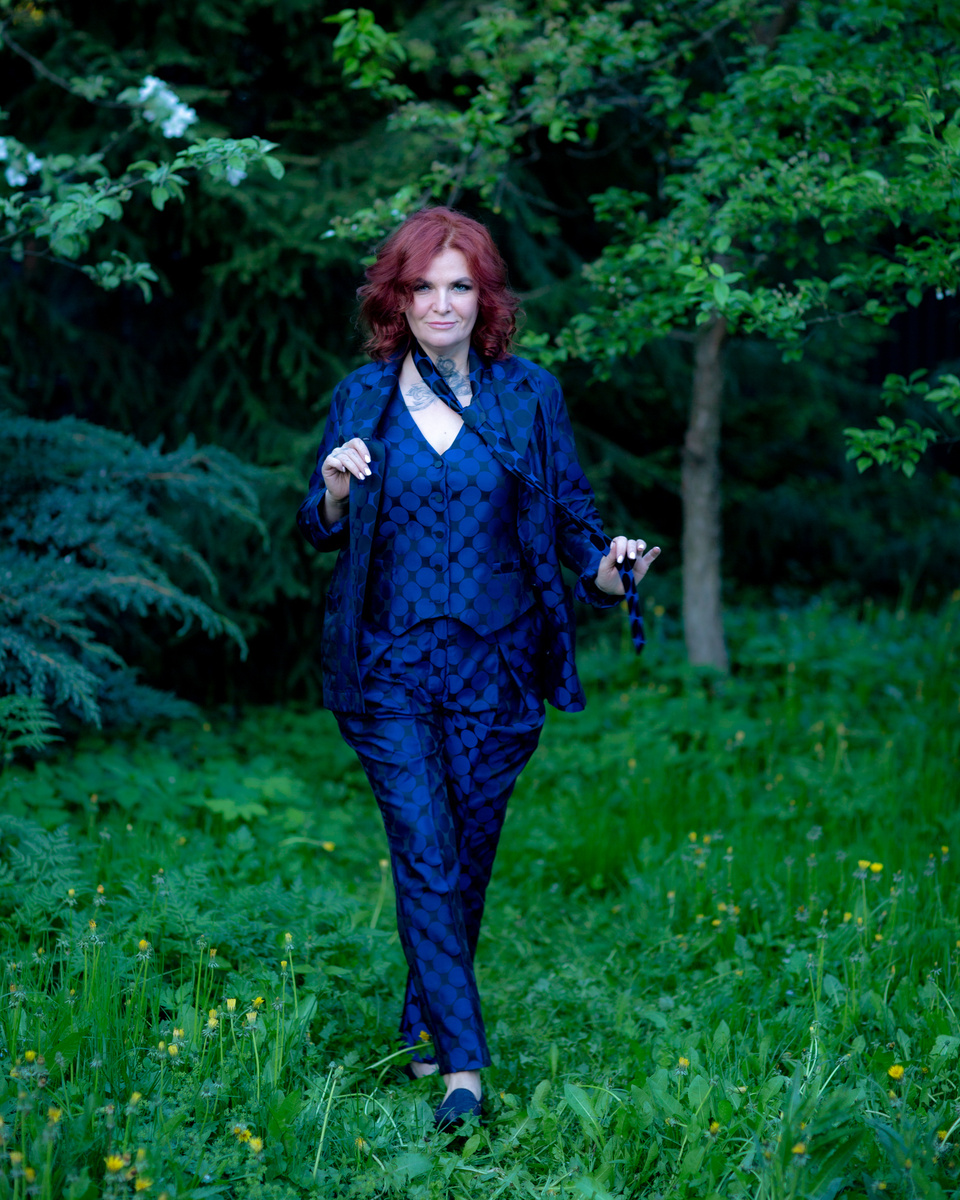 Светлана Леймах - автор уникальных колод таро и оракулов; сертифицированный коуч по развитию личности и масштабированию бизнеса; участник научно-исследовательского проекта GO-RA; основатель центра развития сверхспособностей человека «ИНЫЕ»; регрессолог, гипнотерапевт; светский эзотерик; автор энерготехник по работе с подсознанием; мастер финансовых энергопрактик; магический парфюмер; колумнист научных и глянцевых СМИ.