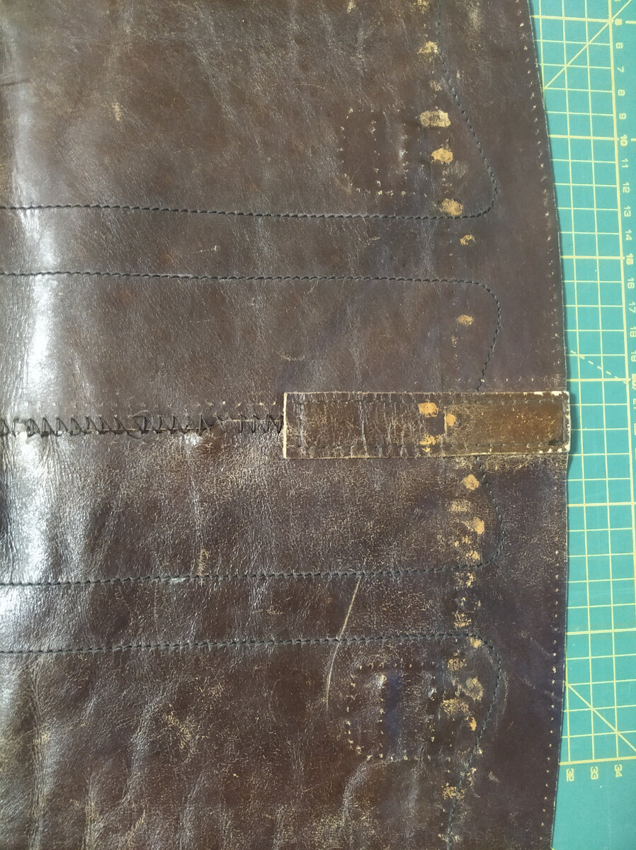 Это другая сторона сумки после того, как я убрала все лишнее (ручки, приклеенные полоски кожи и т.д.)