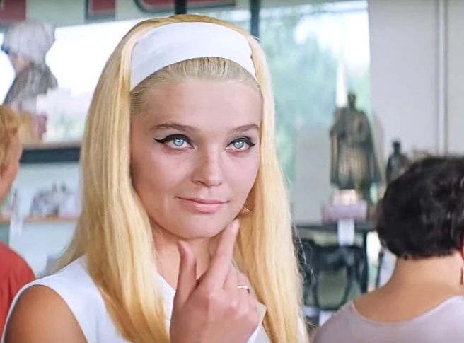 Светлана Светличная в образе разлучницы