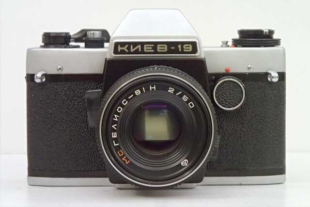 В 80-е года стоимость фотоаппарата «Киев – 19» составляла 150 рублей, на то время данная сума была довольно высокой. Для многих людей камера была настоящей мечтой, так как не каждая семья могла себе позволить приобрести фотоаппарат, который разработан по немецким технологиям.