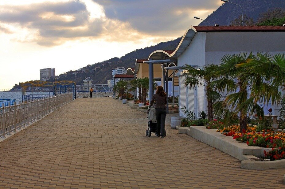Алушта крым набережная фото Москвич принес извинения за употребление нацистских оборотов речи Интересная Рос