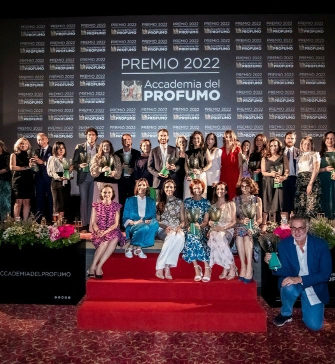 Фото: https://static2.iodonna.it/wp-content/uploads/2022/05/premio-accademia-del-profumo-2022-evidenza.jpg?v=1915283