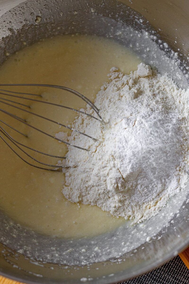 К смеси добавляем муку и разрыхлитель