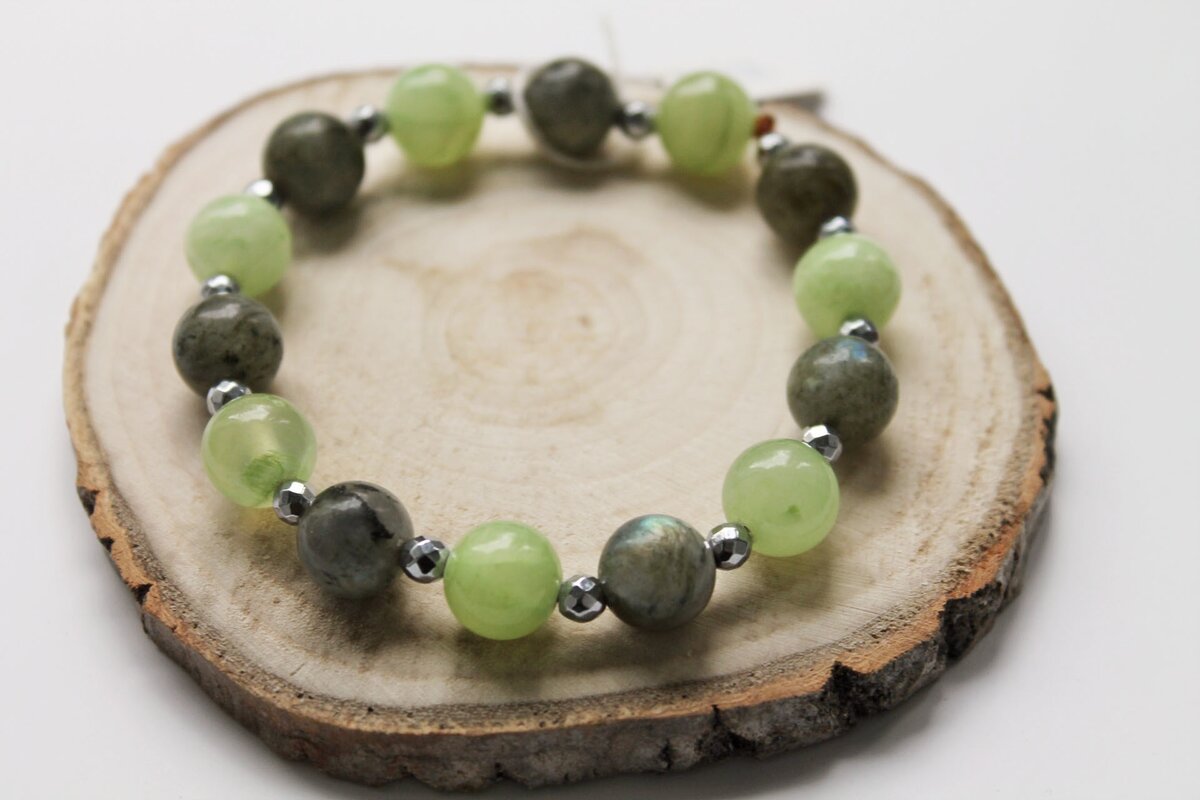 Авторское фото: браслет из лабрадора, гематита и кальцита. На лабрадоре видны характерные блики