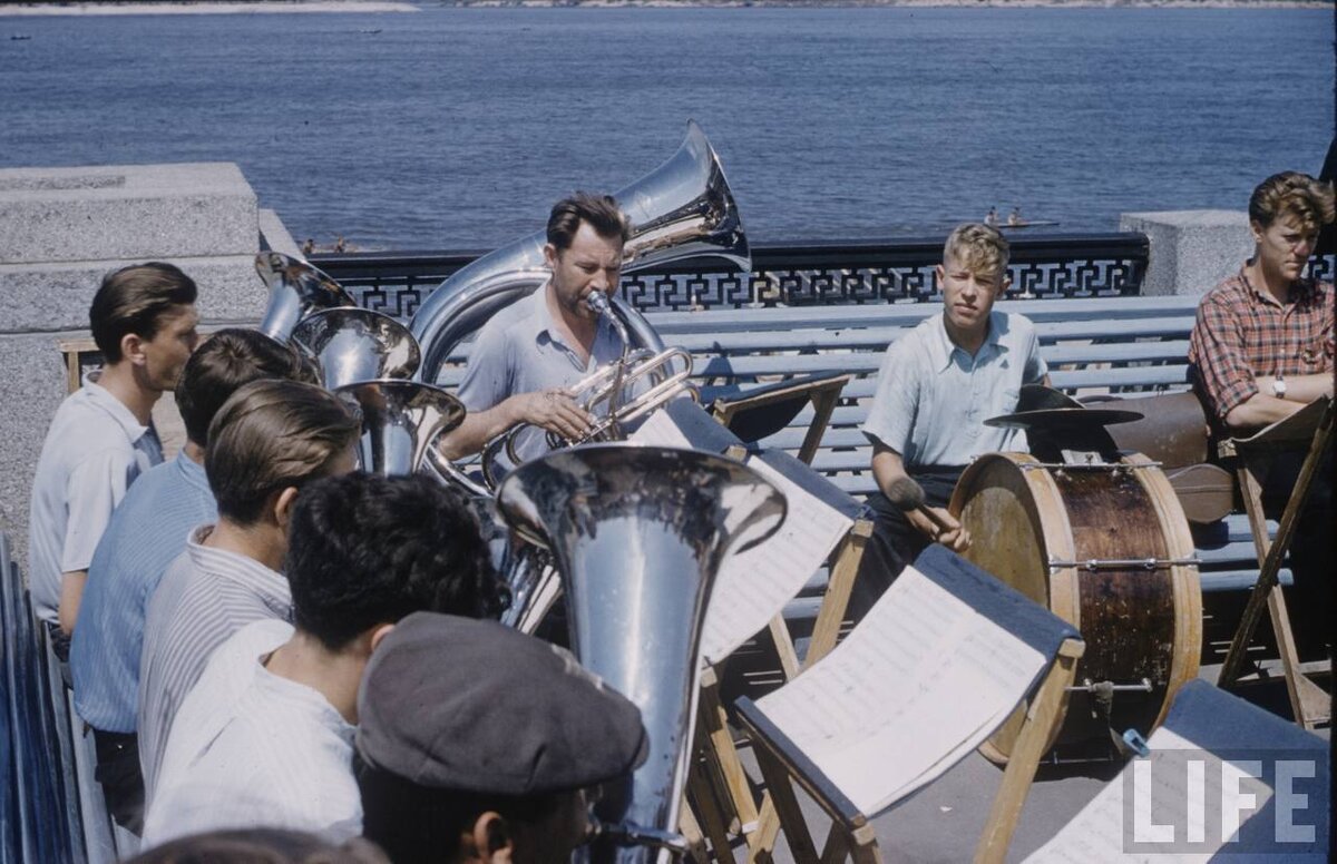 Лето 1958. Говард Сохурек Горький 1958. Howard Sochurek фото 1958 год. Музыканты на корабле. Оркестр на корабле.