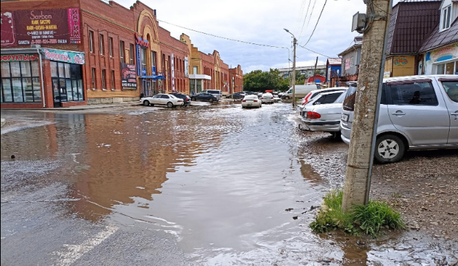 Благоустройство дорог в центре города, нет стока ливнёвой воды