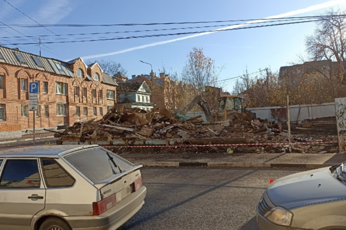    В центре Твери снесли старинный деревянный дом