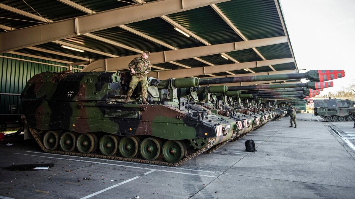    Немецкие самоходный артиллерийские установки PzH 2000 (Panzerhaubitze 2000) на военной базе в Мюнстере перед отправкой в Литву© AFP 2022 / Gregor Fischer
