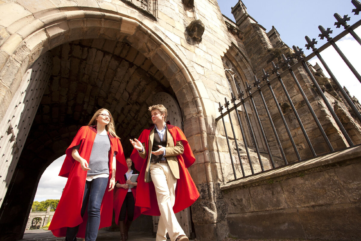 University of st andrews. Сент-Эндрюсский университет. Университет сент-Эндрюса Шотландия. Сент-Эндрюсский университет в Шотландии факультеты. Сент-Эндрюсский университет студенты.