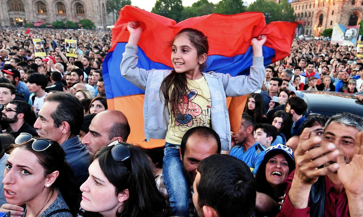 Сколько человек армян. Армянская молодежь. Армяне молодежь. Армения люди фото. Турция народ.