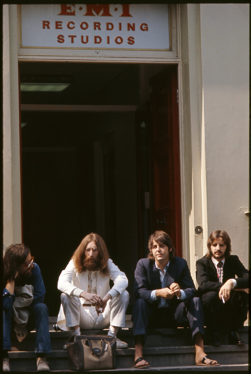 Битлз у дверей EMI Studios во время фотосессии для обложки альбома Abbey Road, 1969 год. Фото Линды МакКартни. Источник: PaulMcCartney.com