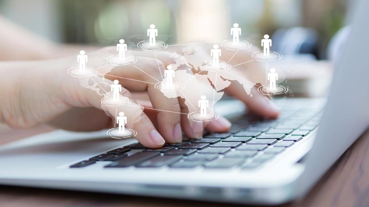    Человек работает на ноутбуке:Freepik