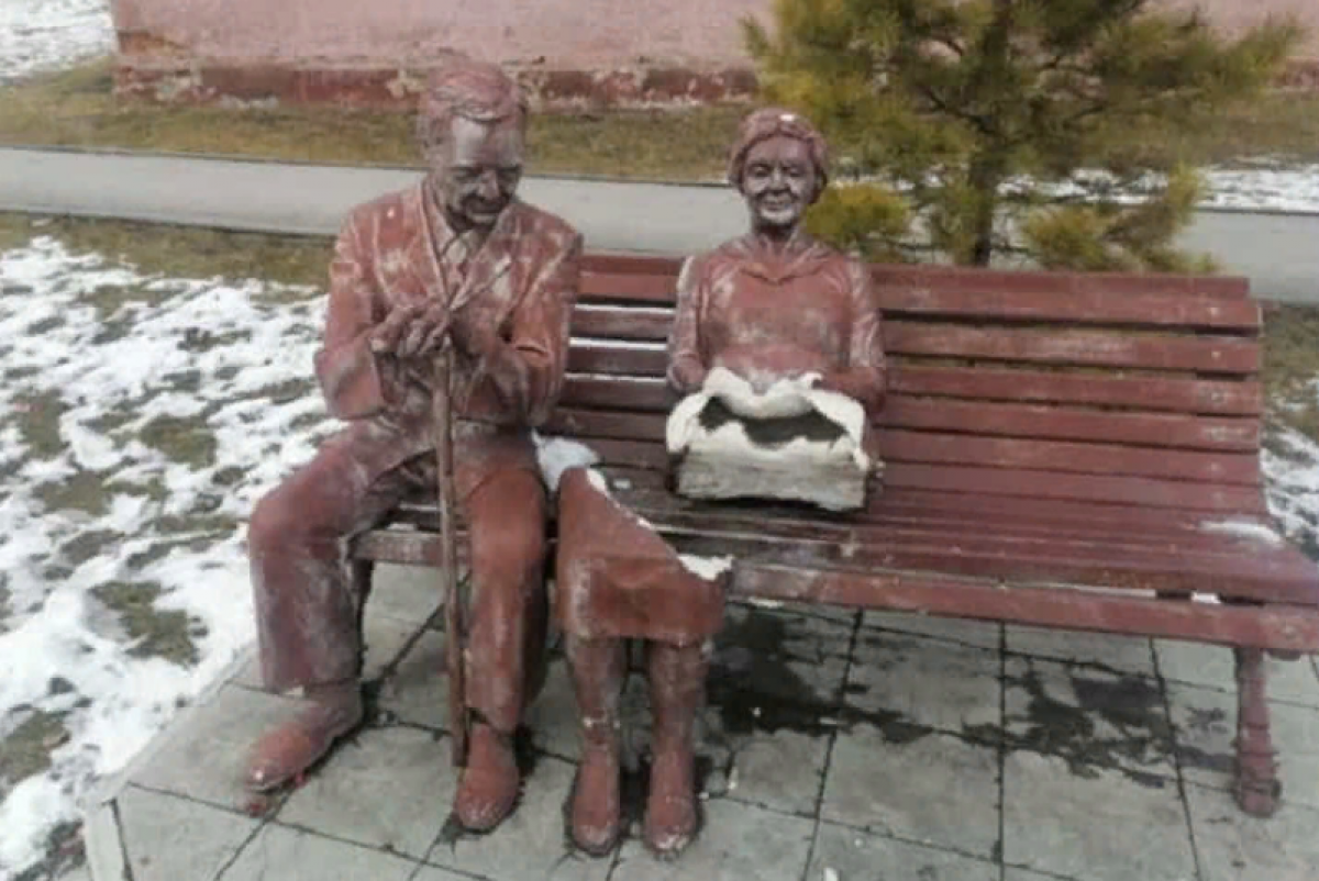    В Новосибирской области разгромили памятник «Всем родителям»