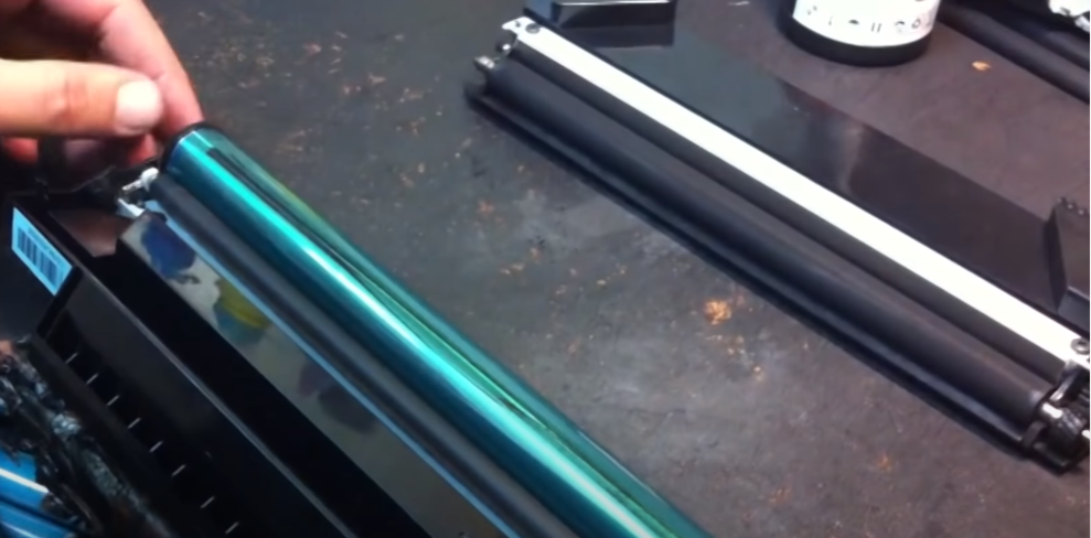 Фото 7. При помощи сервисного пылесоса вычищаем бункер отработанного тонера