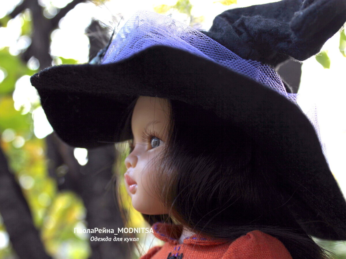 Шляпу тут плохо видно, зато красотку Манику хорошо. 