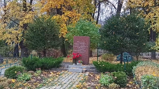 Обелиск в память погибших в Великой Отечественной войне, детская площадка и дома в посёлке 