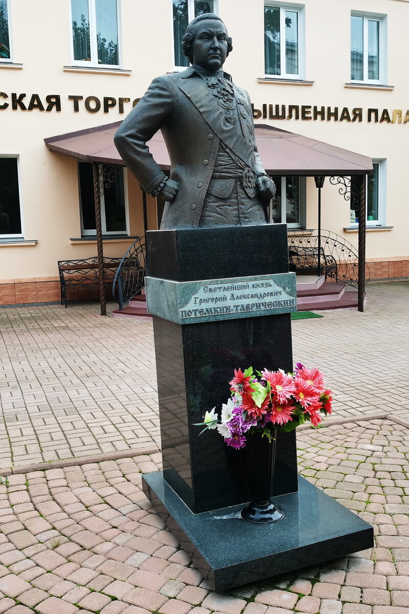 Григорий Потемкин-Таврический родился в Смоленской губернии в небольшой деревне Чижово. 