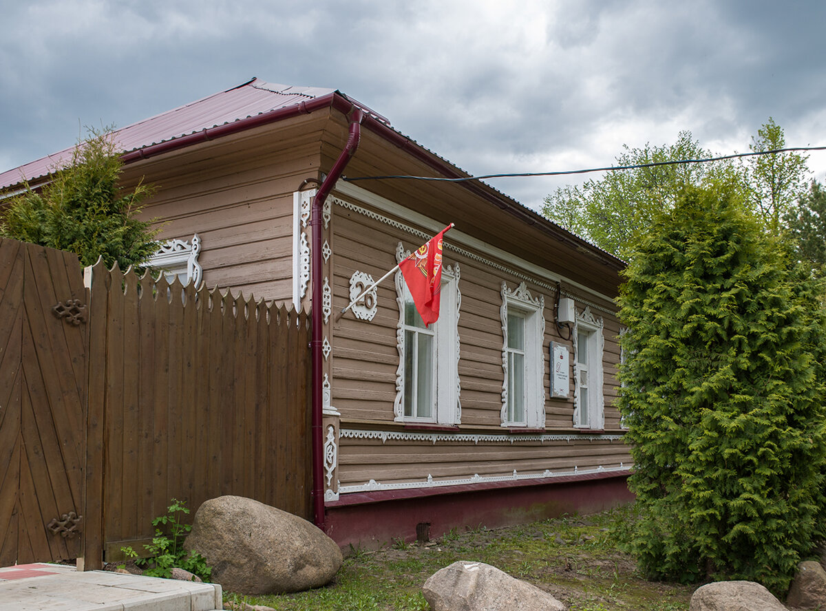 Город Мышкин. Деревянный дом, построенный в начале XIX века. Этому дому около двухсот лет, и он до сих пор успешно эксплуатируется