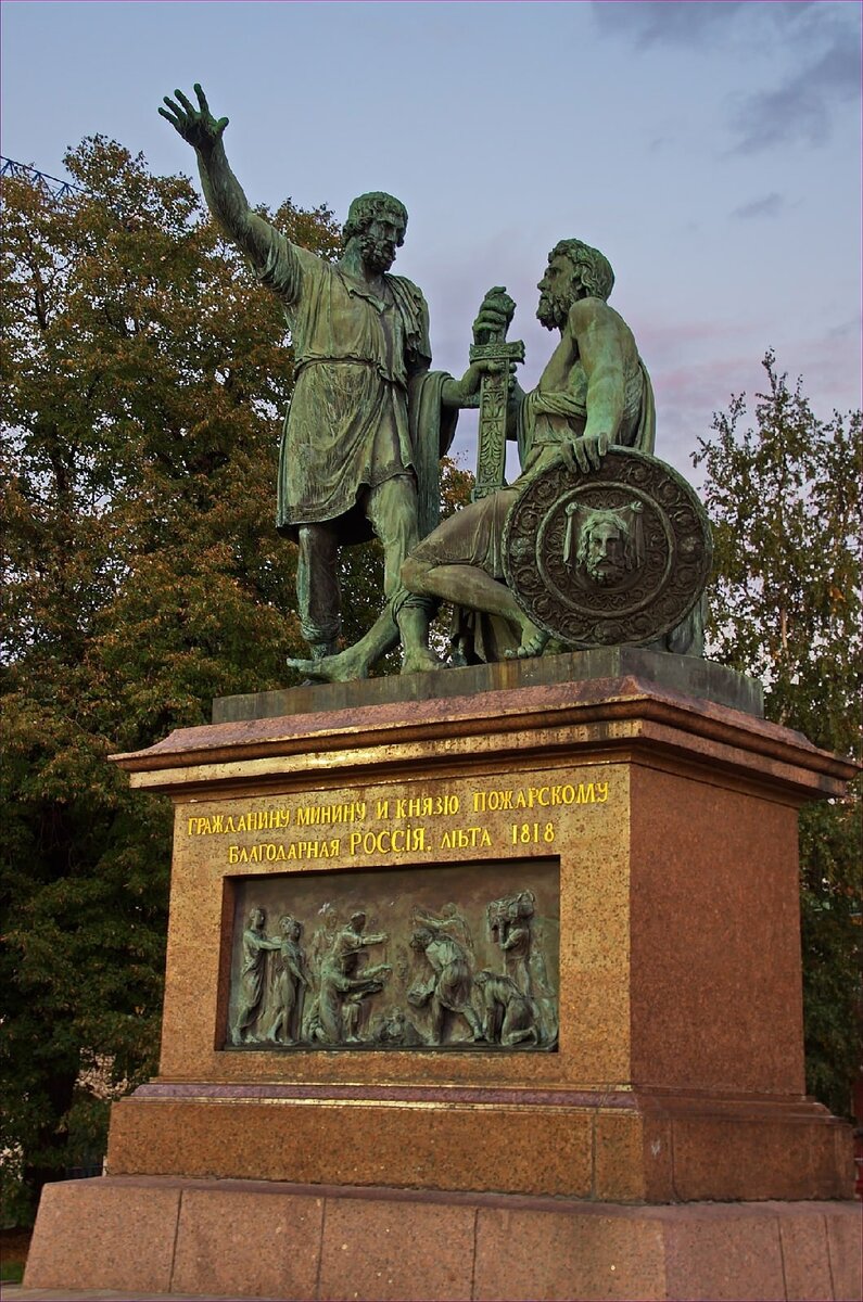 Памятник Минину (слева) и Пожарскому (справа)