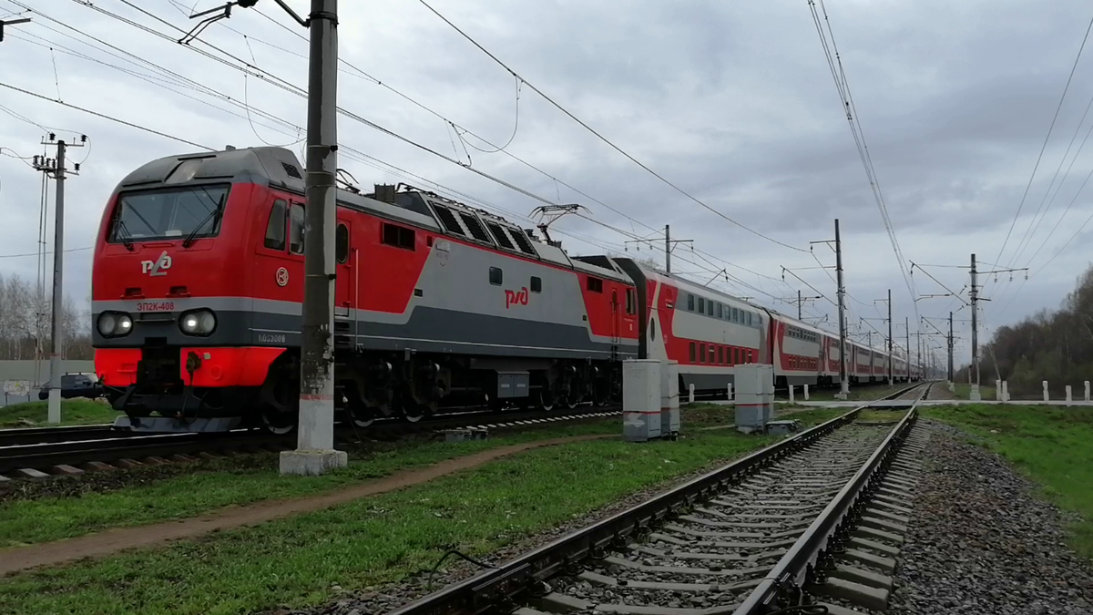 2.	Электровоз ЭП2К-408 с двухэтажным поездом у платформ. «Золотово», МСК