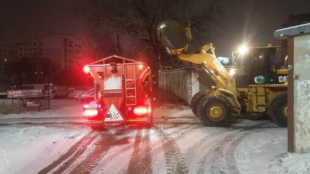     Днем на уборку улиц вышло порядка пятидесяти спецмашин.Было израсходовано около 760 тонн пескосоляной смеси и почти 8 тонн реагентов