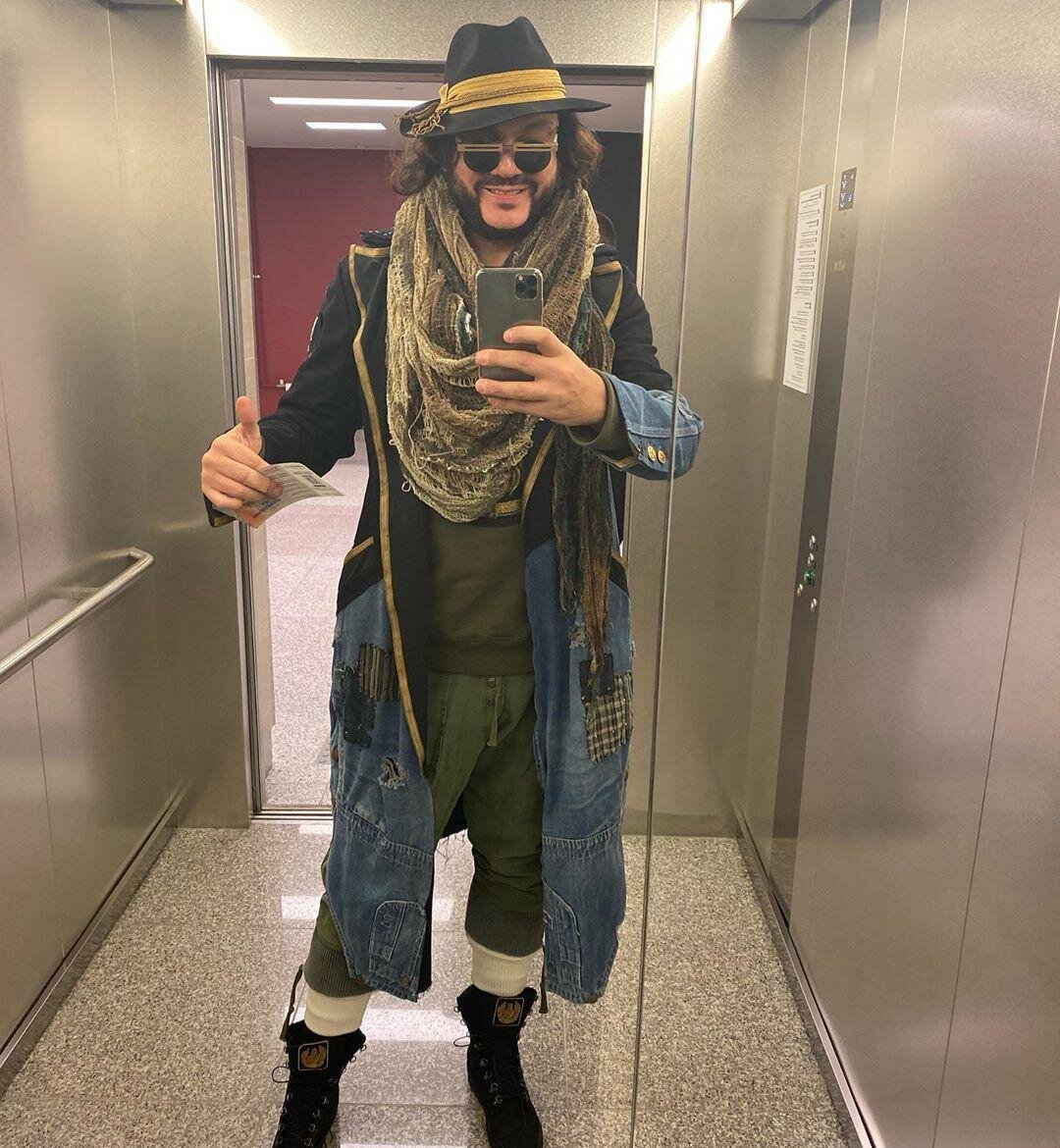 По-моему, берет не глядя... дядя