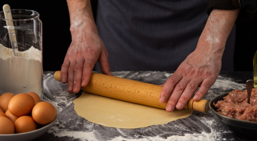 Готовим пельмени, раскатываем тесто в тонкий пласт