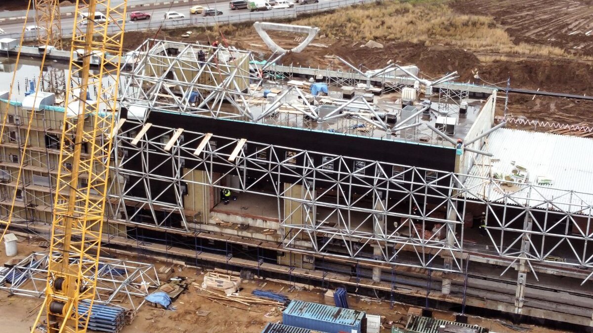 📷 2: На западном вестибюле продолжают монтаж каркаса футуристической отделки.