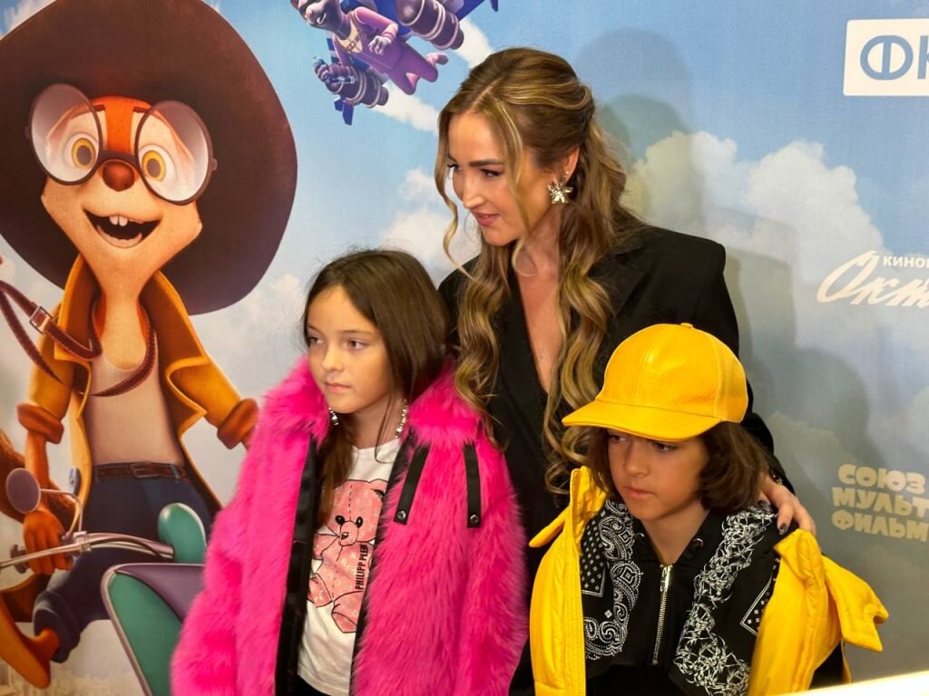    Ольга Бузова с детьми Филиппа Киркорова, фото «Русская теленеделя» редакция RTWeek
