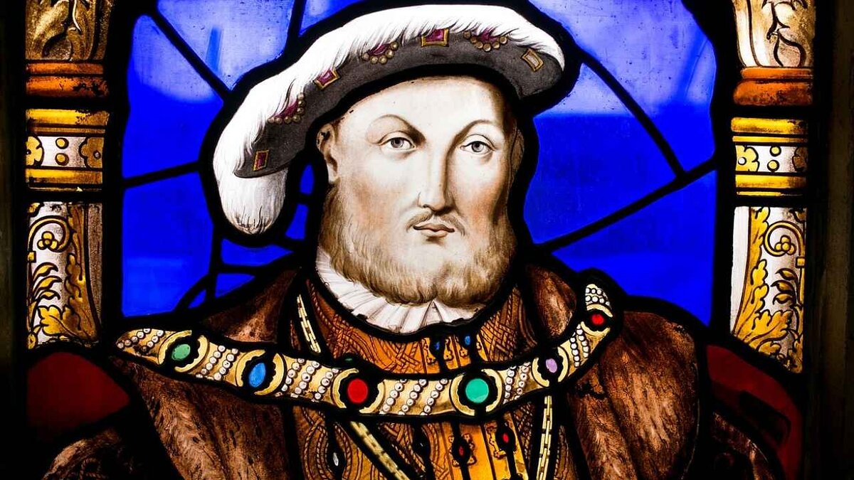 Henry VIII (Penguin Monarchs). Tudor Kings. Henry VIII getting presents Christmas.