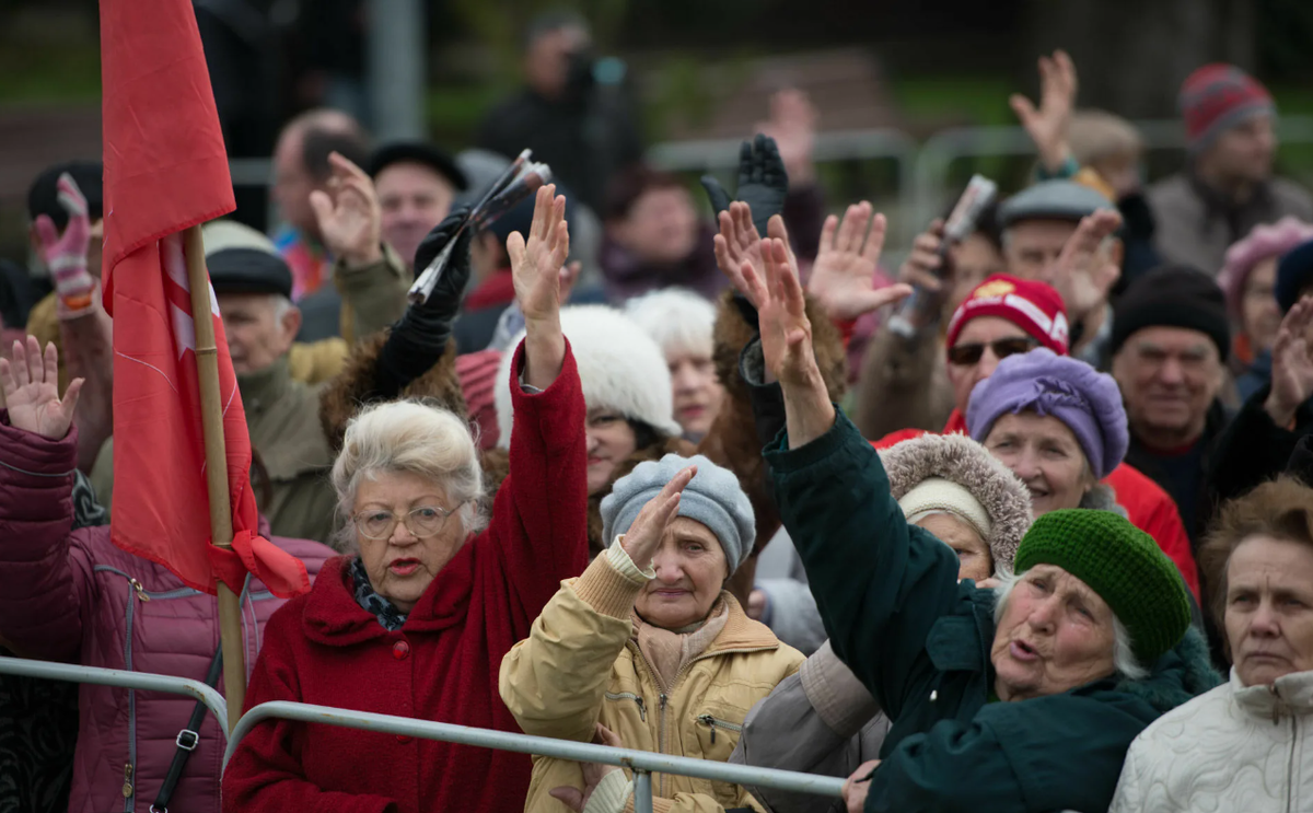 Пенсионерам сегодня. Митинг пенсионеров. Бабки на митинге. Толпа пенсионеров. Пенсионеры бастуют.