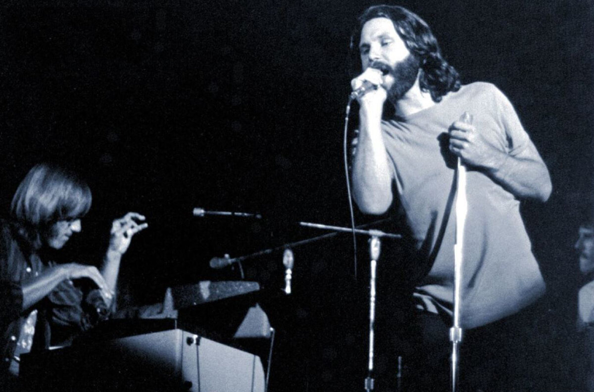 Рэй Манзарек и Джим Моррисон во время концерта The Doors: прощание с Королем Ящериц || Getty