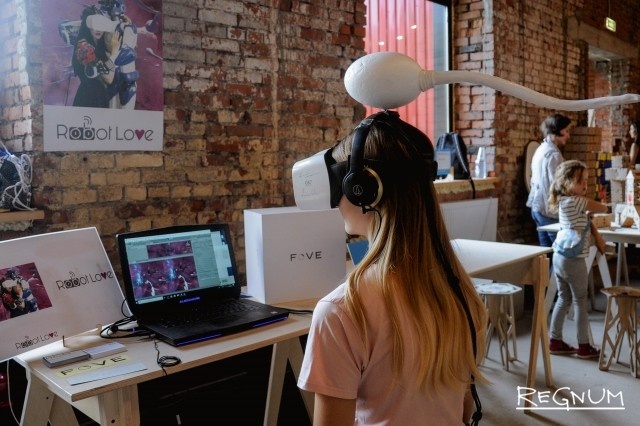    Девушка в очках VR Кристина Уколова © ИА REGNUM