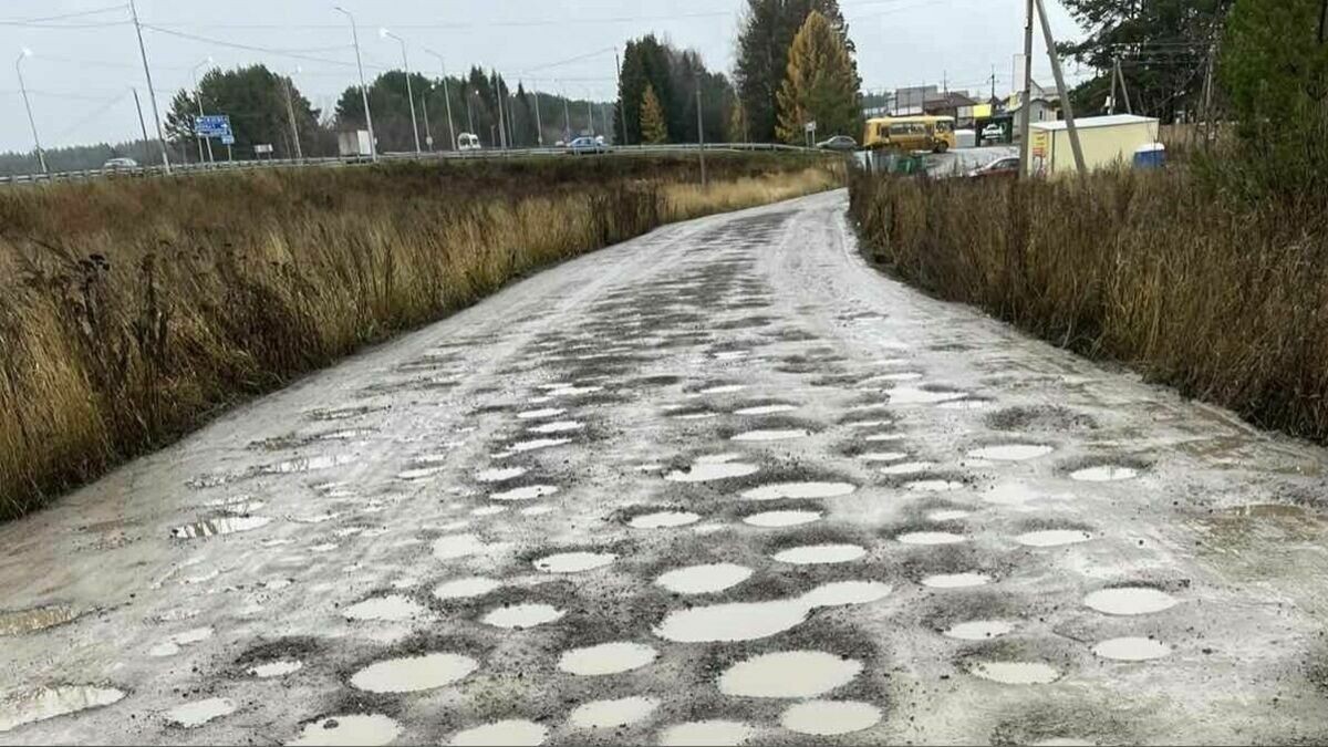     В Завьяловском районе дорогу, которая больше напоминает нескончаемые «лунные кратеры», власти обещали привести в порядок на этой неделе.