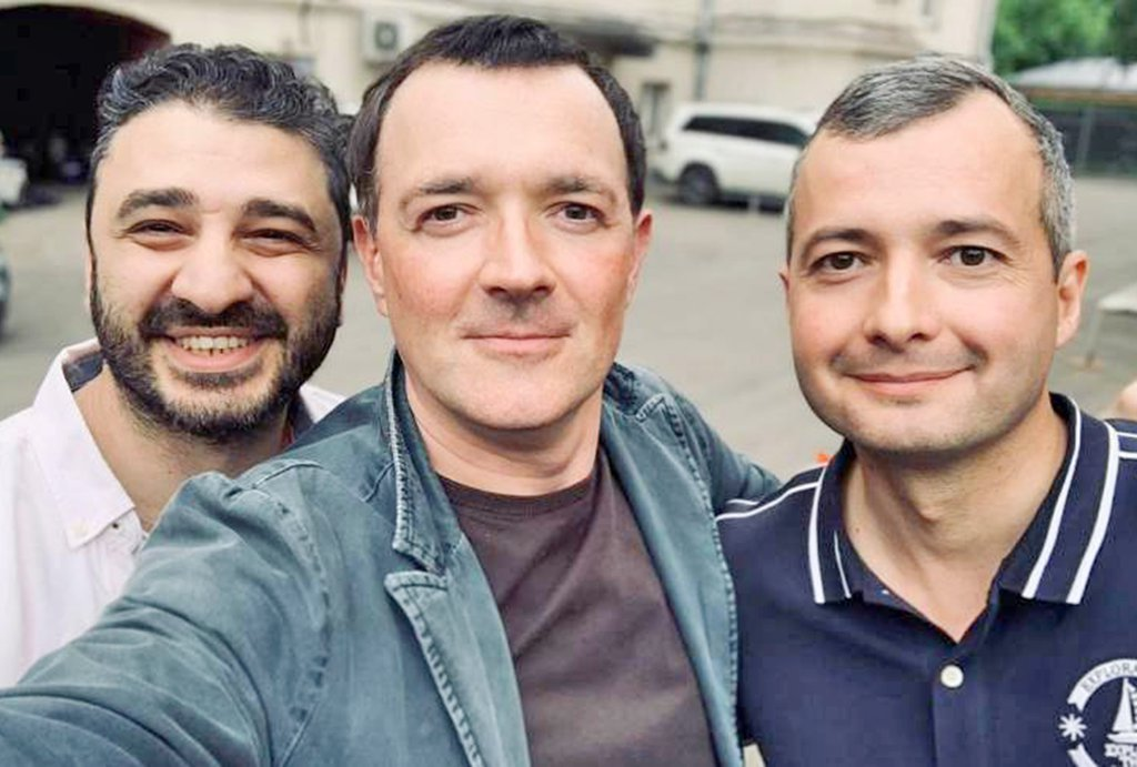 Слева направо: режиссер Сарик Андреасян, актер Егор Бероев и летчик Дамир Юсупов. Фото: соцсети Сарика Андреасяна