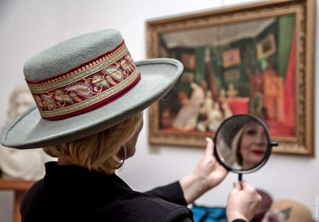 Подобрать вышитую ткань к шляпе не так уж просто. В ход идут знания по композиции и цвету. Шляпа ФЛОРЕНЦИЯ